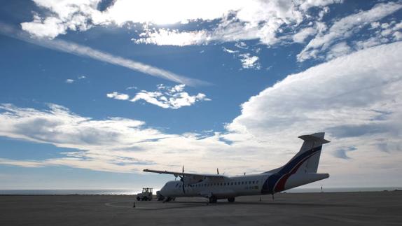 Imagen de archivo de un avión en las pistas del Aeropuerto.