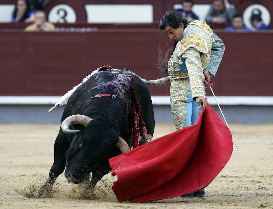 Curro Díaz da un pase a su segundo toro ayer en Las Ventas.