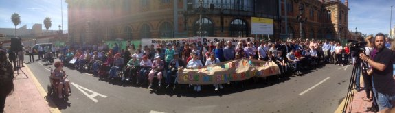 Personas con discapacidad de la provincia de Almería protestan por la carencia de trenes adaptados con los que poder viajar a Madrid o al resto del país.