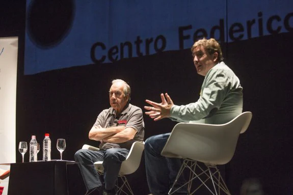 Luis García Montero se dirige al público mientras Joan Margarit le escucha.