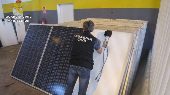 Recuperadas en el Puerto de Motril 128 placas solares robadas en Italia con destino a Marruecos