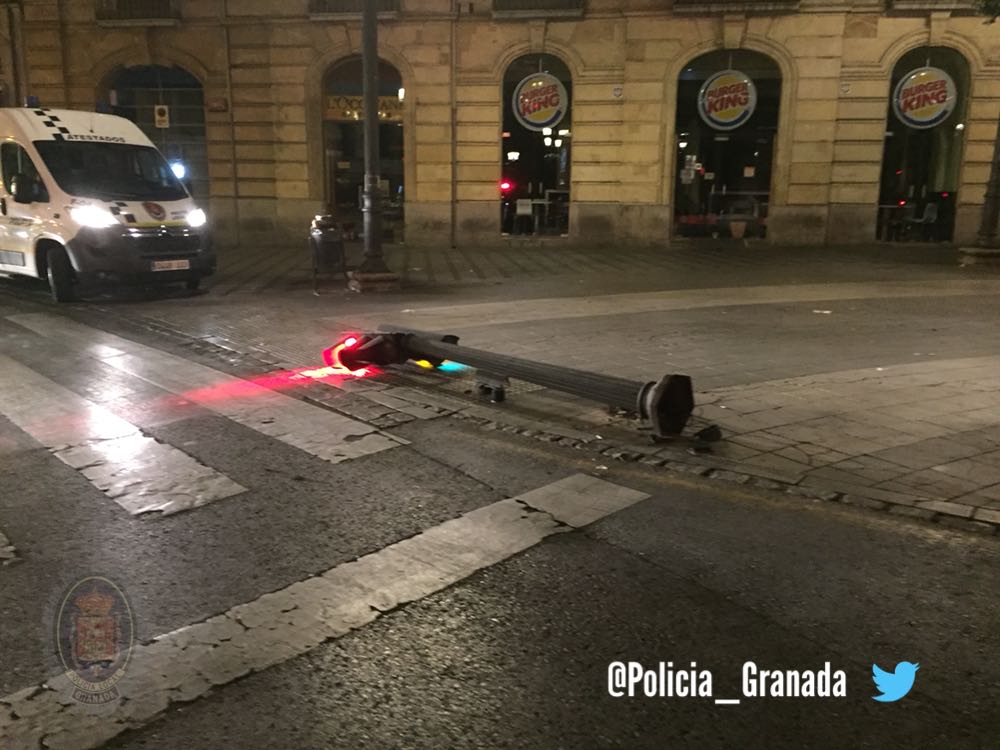 Derriba un semáforo en Puerta Real y se da a la fuga