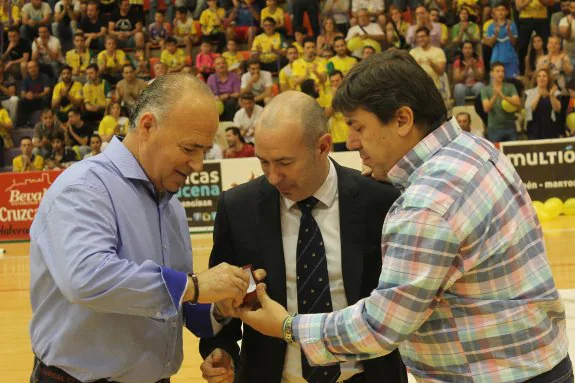 Dani Rodríguez recibe la insignia del club de manos del presidente y del director deportivo.