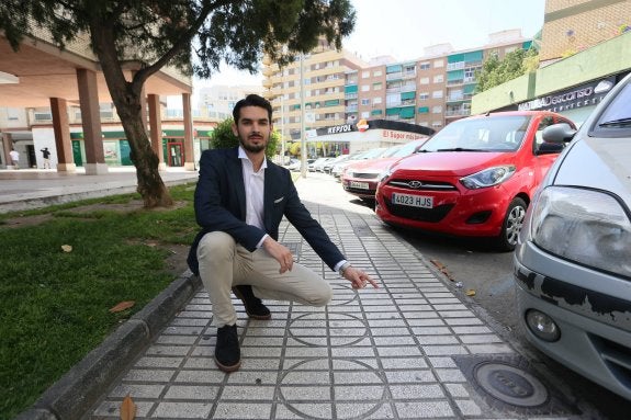 Miguel Ángel Sáez en el lugar donde encontró la maleta.