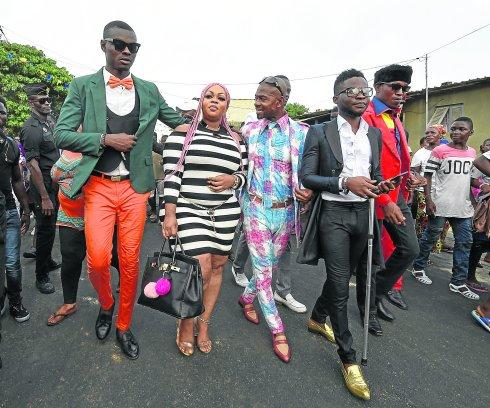 Los 'sapeurs'. Jóvenes en Abiyán, Costa de Marfil. Son seguidores de SAPE, un movimiento que ofrece a base de elegancia otra cara de África.