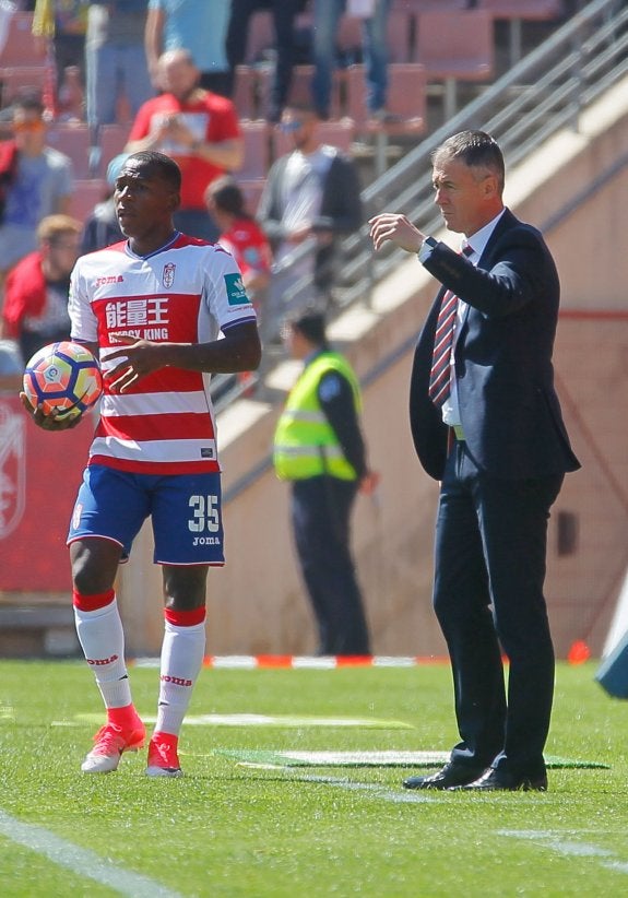 Estupiñán, junto a Alcaraz. 