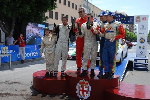 Óscar Gil y su copiloto, Manuel Causse, celebraron por todo lo alto el triunfo una vez que llegaron hasta la avenida Federico García Lorca.
