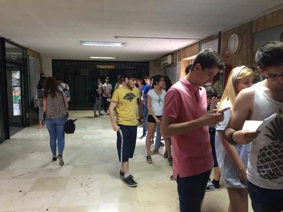 Decenas de estudiantes hicieron colas en el centro de salud de Gran Capitán para vacunarse el pasado fin de semana.