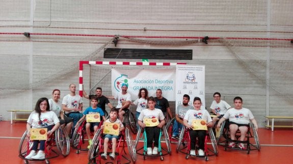 La presidenta de Fegradi y los técnicos de Granada Integra hicieron entrega de sus diplomas a los deportistas de la escuela.