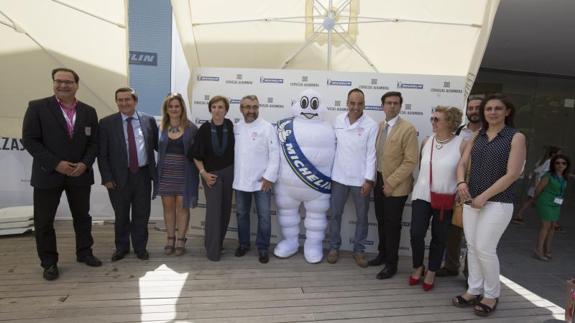 Cocineros granadinos, junto a los representantes institucionales.