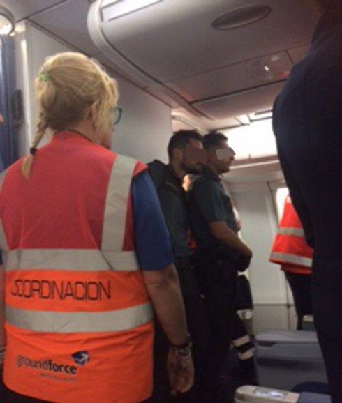 «Os voy a hacer morir a todos»: un español reduce a un peligroso pasajero en el vuelo Milán-Madrid