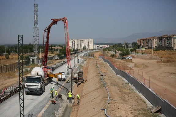 Su fecha, 31 de mayo. En el tramo de acceso a Granada están terminando canalizaciones y faltan vías.