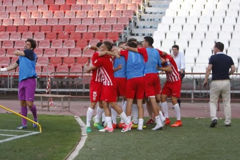 Los rojiblancos celebran el gol marcado por Sofián en el último minuto, que puede ser importante para seguir en la lucha por el ascenso.