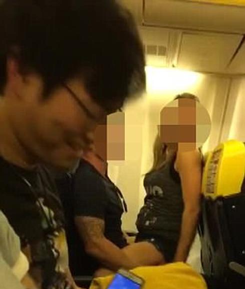 Graban a una pareja teniendo sexo en un avión de Ryanair ante todos los pasajeros