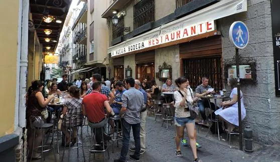 Una de las calles del Centro de Granada, abarrotada de veladores.