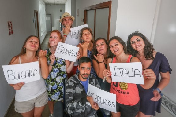 Estudiantes Erasmus con carteles de sus países.