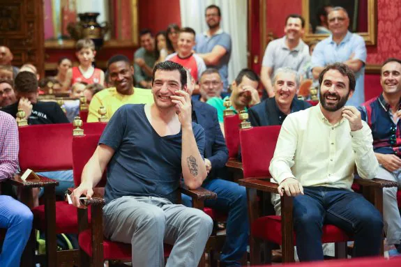 Fernández (i) y García sonríen durante el acto de despedida celebrado en el Ayuntamiento.