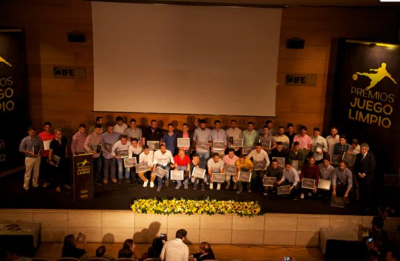 Foto de familia de los distinguidos anoche en la gala de los XIX Premios Juego Limpio, organizada por Radio Jaén.