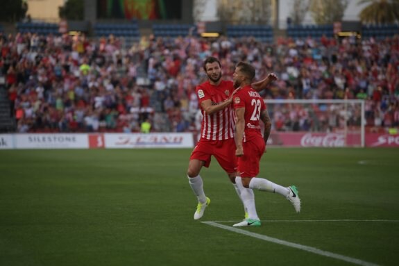 Marco Motta y Jorge Morcillo celebran el gol que sería el de la victoria.