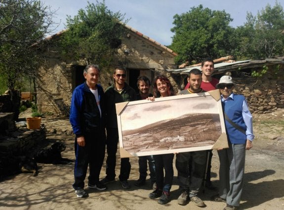 «No nos sacarán de aquí». Los jóvenes que hoy reconstruyen Fraguas, cultivan sus tierras y recuperan sus casas tienen el apoyo de algunos de los que vivieron allí.