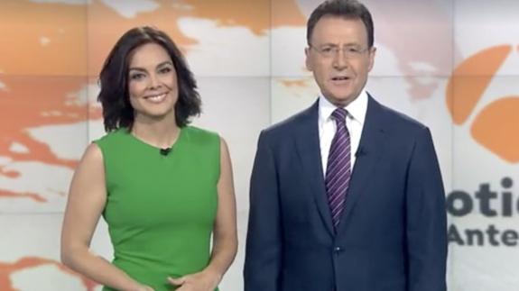 Mónica Carrillo imita a Matías Prats y cuenta su primer chiste en los informativos