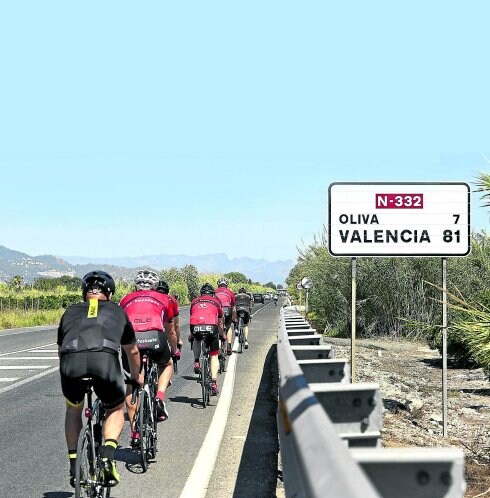 Un grupo de ciclistas pasa por el tramo de la N-332 donde el domingo se produjo otro atropello mortal.