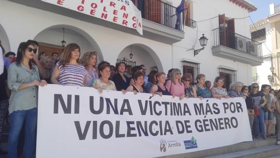 En la plaza del Ayuntamiento se han guardado cinco minutos de silencio 