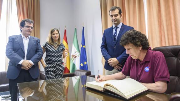 La astronauta Ellen Baker clausura las VI Jornadas de Astronomía en Almería