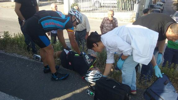 El ciclista herido en el lugar del accidente