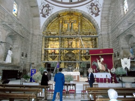 Imagen del retablo con el andamio delante todavía.
