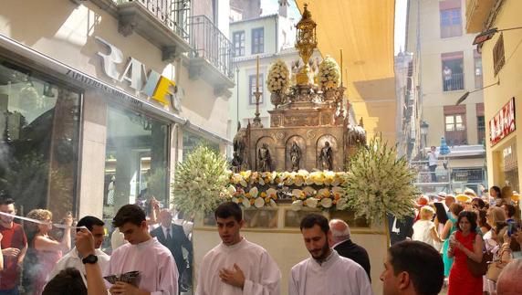 Una multitud acompaña a la procesión del Corpus Christi