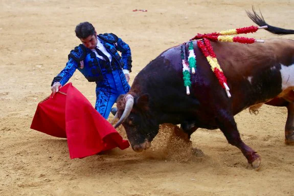 Cayetano en el inicio de faena rodillas en tierra al toro que cerró plaza.