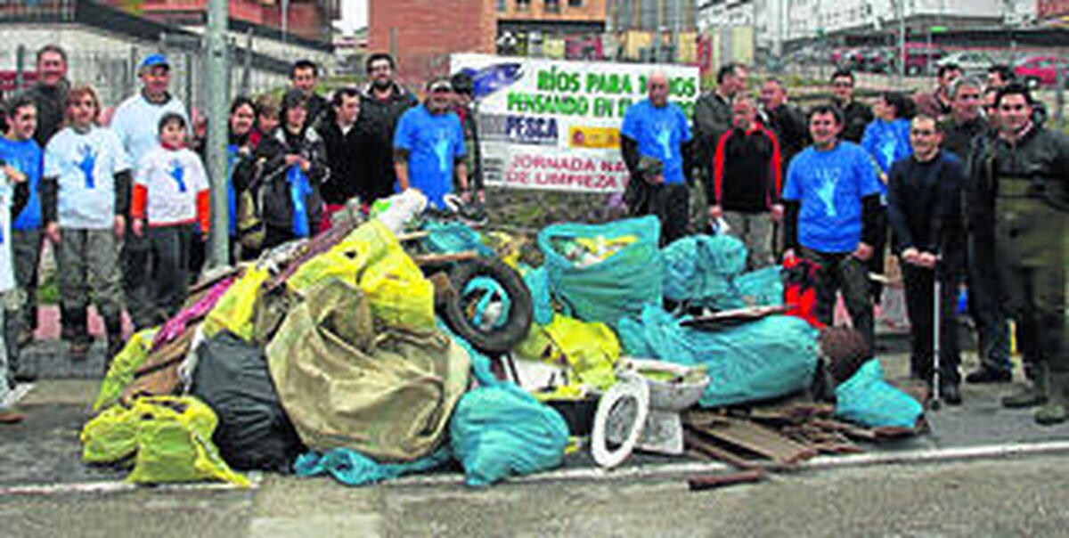 Los pescadores consiguen recoger mil kilos de basura del río Cuerpo de Hombre