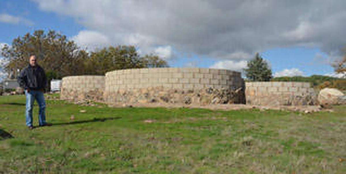 El Ayuntamiento de Sequeros recupera el mirador de La Cabezuela con material reutilizado