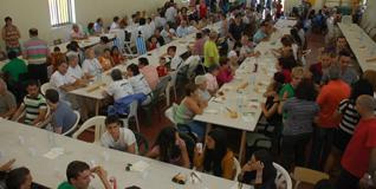 Más de trescientas personas participan en la comida popular en Villar de Peralonso