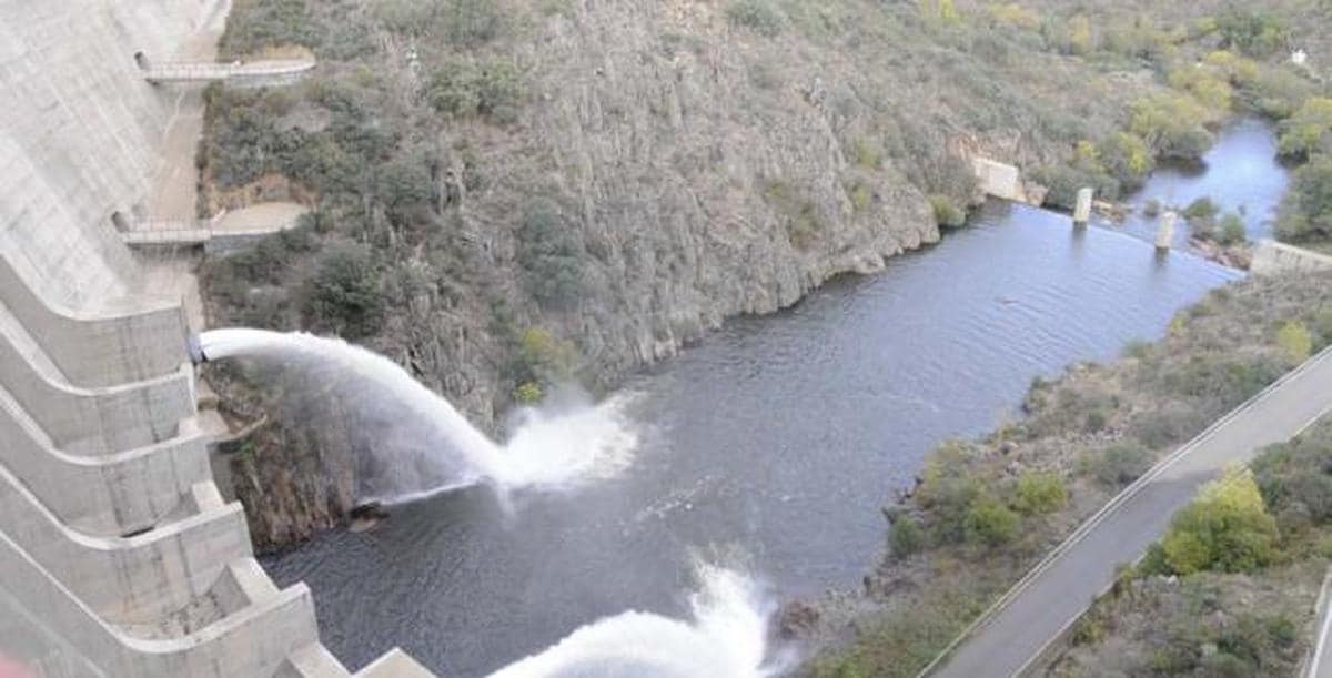 Comienza el desembalse de la presa de Irueña para iniciar la voladura del puente