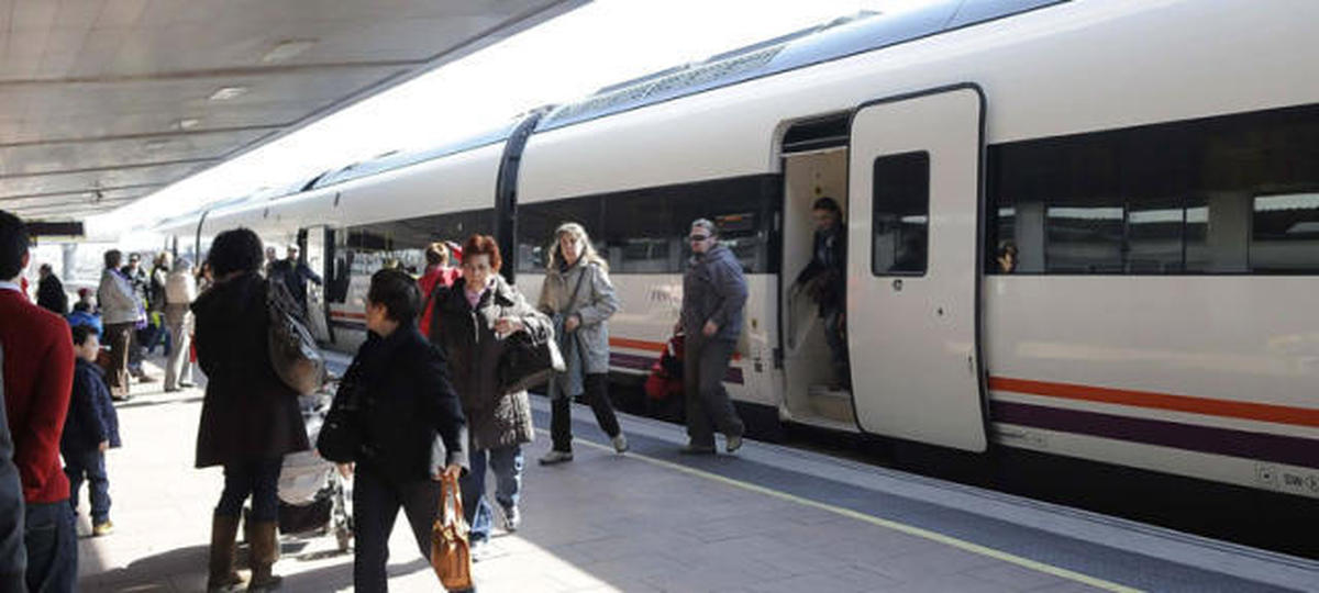 La Junta mantiene la negociación con Fomento para no suprimir el tren a Ávila