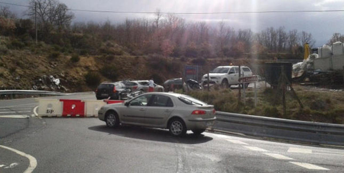 Cerrada al tráfico la carretera de acceso a La Covatilla