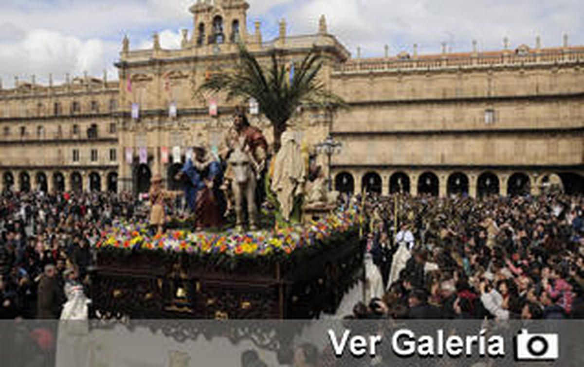 La lluvia respeta a una multitudinaria procesión de La Borriquilla