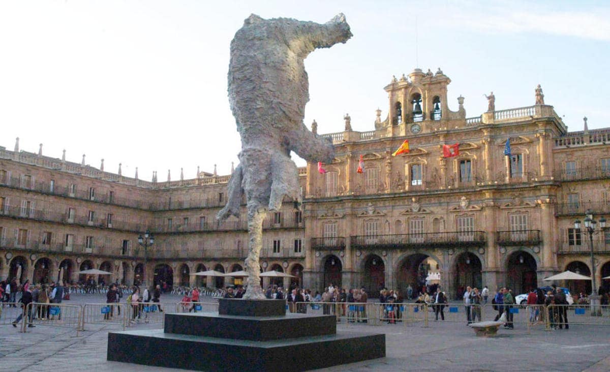 El elefante de Miquel Barceló ya luce en la Plaza Mayor