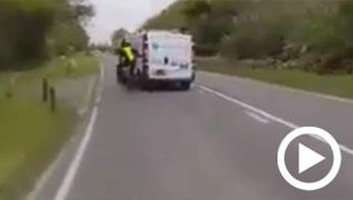 Saca de la carretera a un ciclista y es grabado por otro conductor