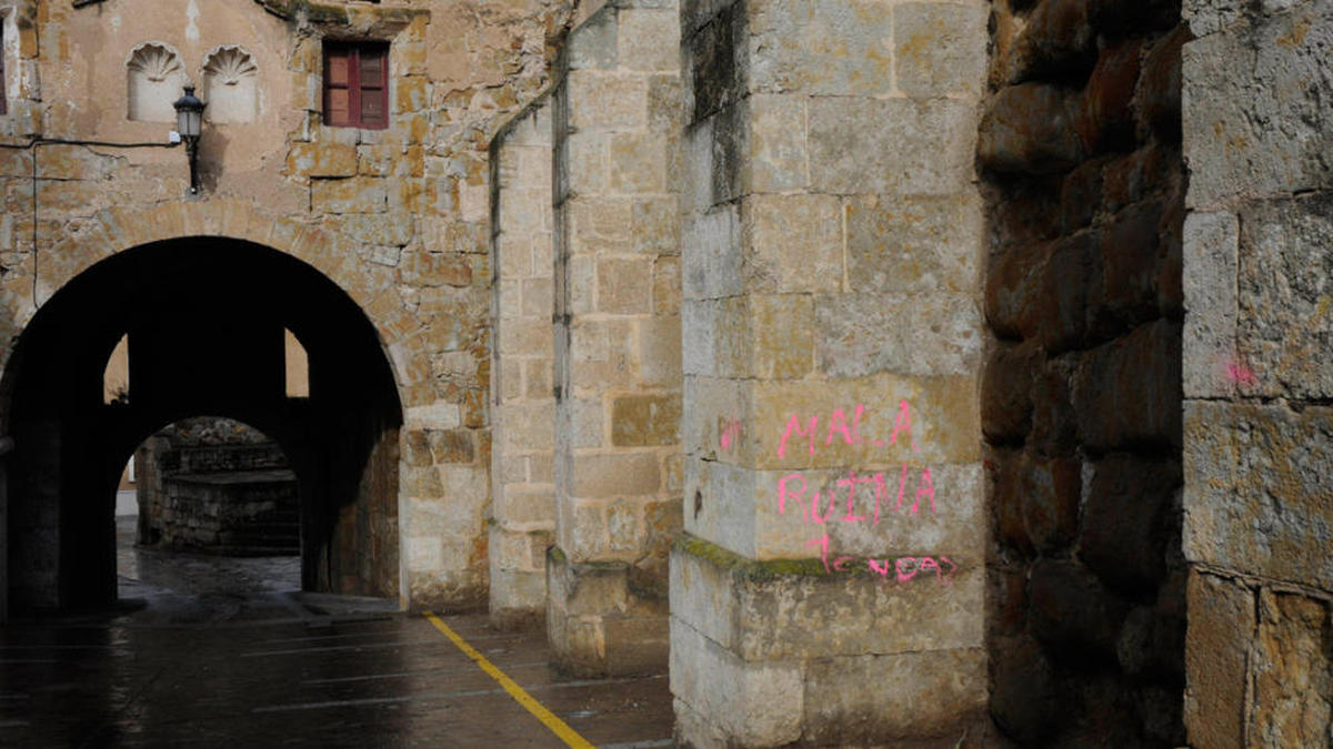 Nuevo ataque al patrimonio con pintadas en la Puerta de La Colada