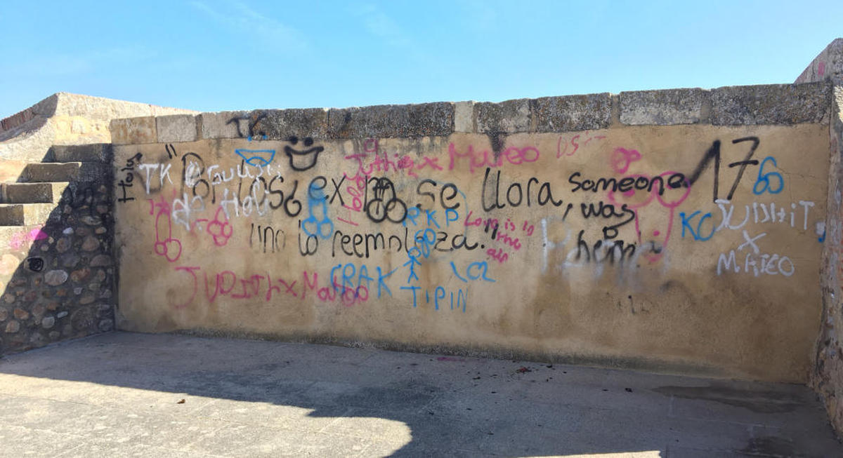 La Muralla de Ciudad Rodrigo sufre el enésimo ataque con pintura ante la falta de una vigilancia real