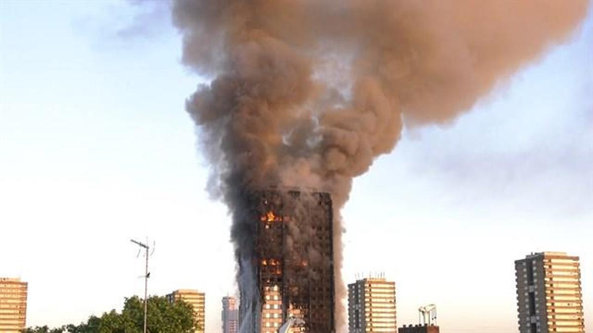 La Policía eleva a 30 muertos el balance del incendio de Grenfell Tower en Londres