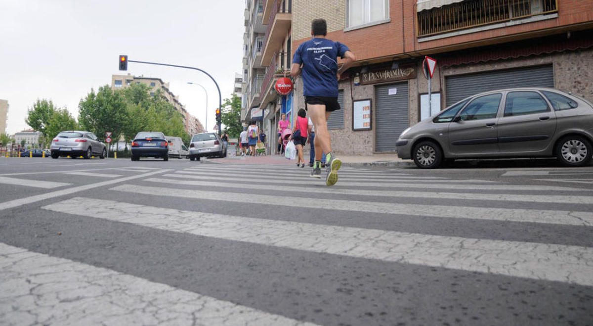 El Ayuntamiento repintará 44 pasos de peatones con una nueva base antideslizante