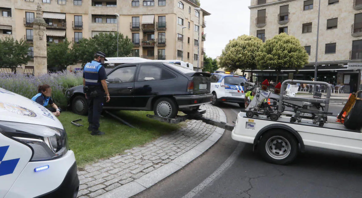 Un conductor pierde el control del coche y se sube a la rotonda de la plaza del Alto del Rollo