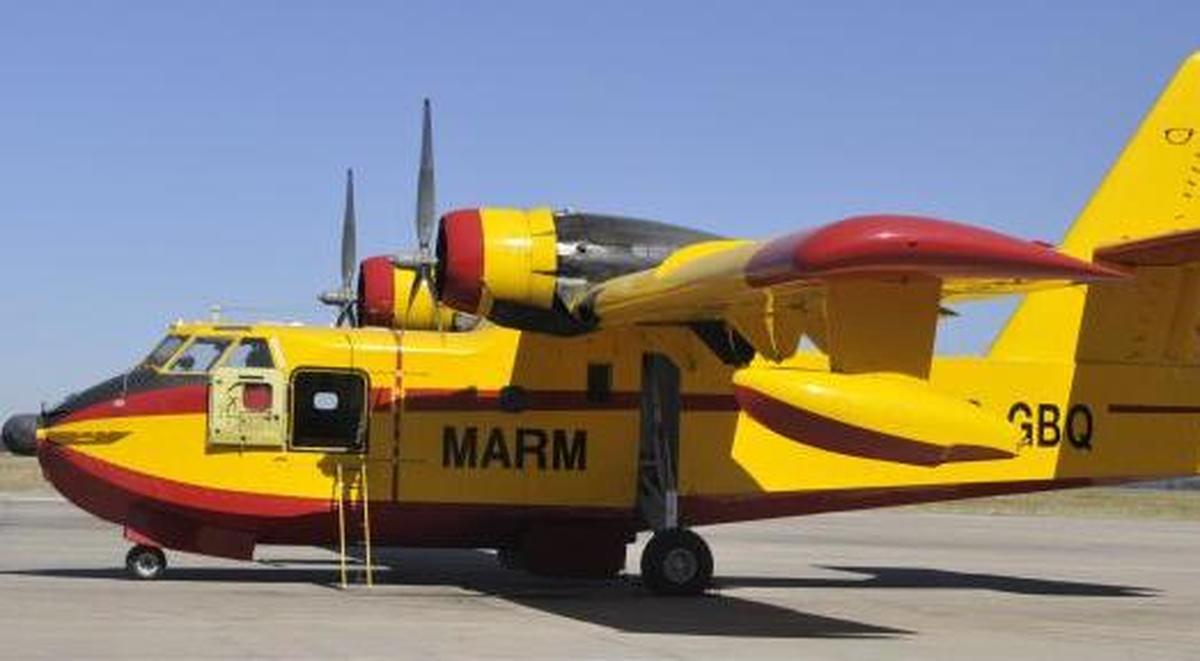Un avión anfibio procedente de Matacán ayuda en el la extinción del incendio de Moguer
