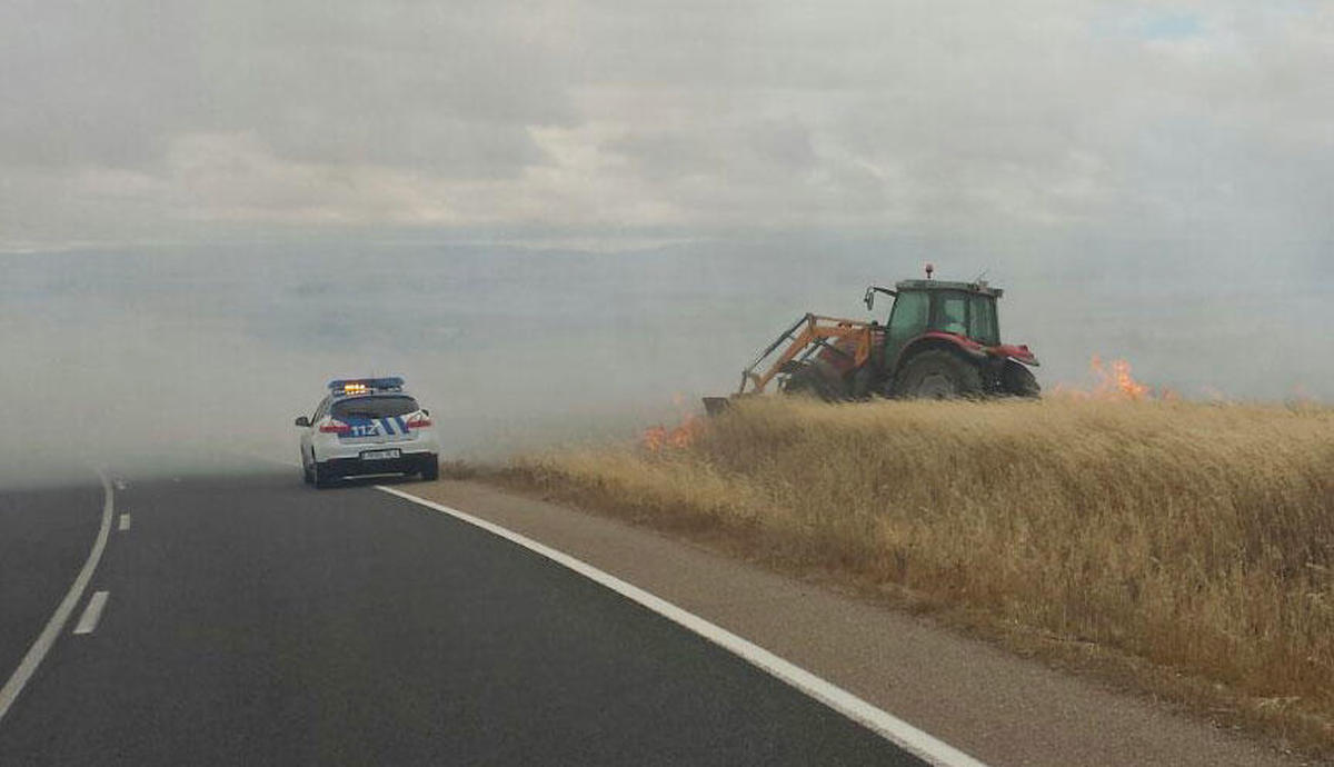 Un incendio en Terradillos obliga a cortar la carretera de Alba