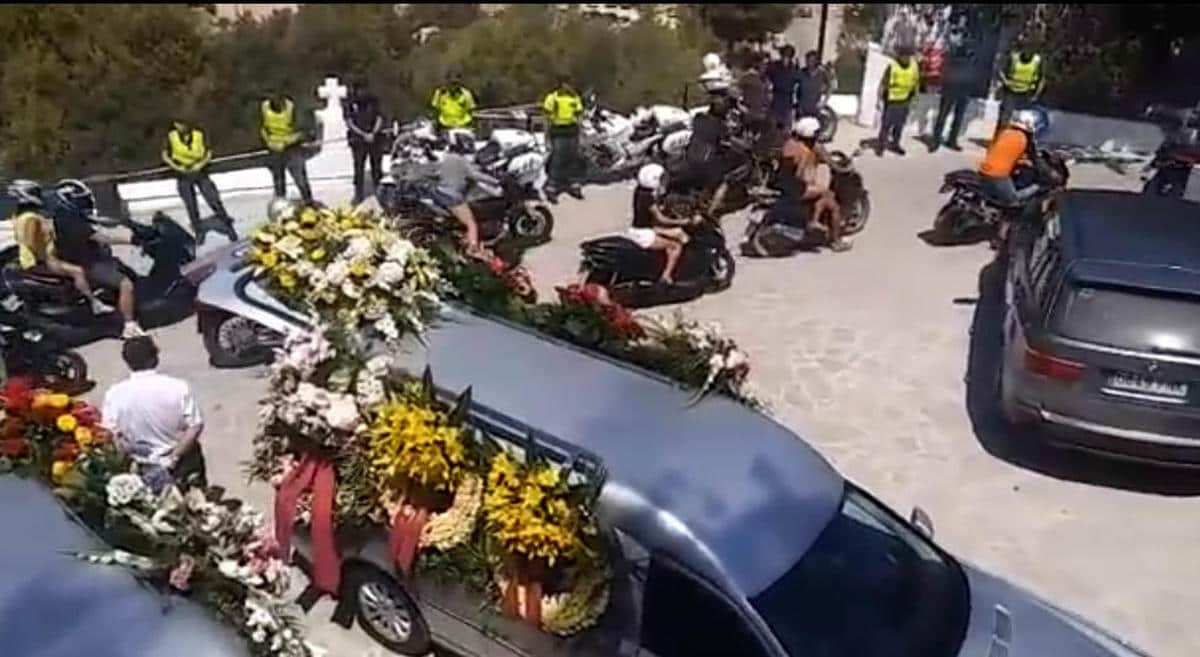 Más de 200 motoristas escoltan los restos de Ángel Nieto hasta la iglesia de su funeral