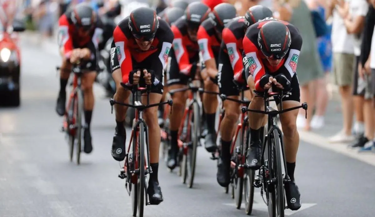 El BMC se lleva la crono por equipos y viste a Rohan Dennis como primer líder de La Vuelta